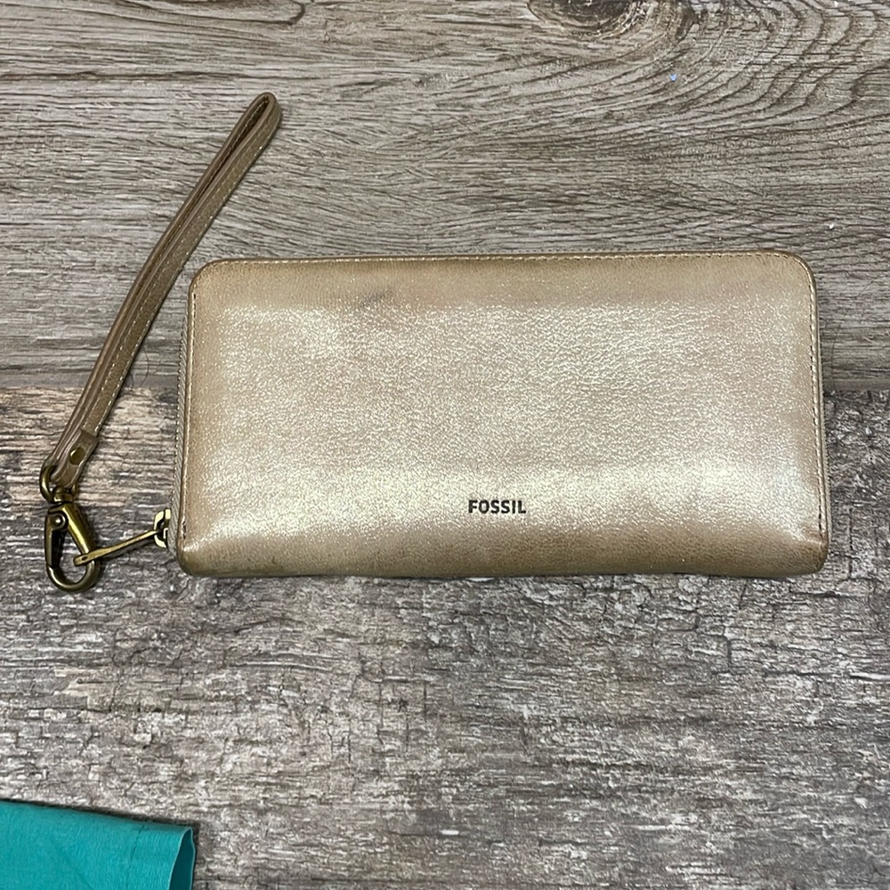 Used fossil wallet with wristlet